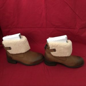 UGG Women’s Aldon Boot, Size 7, Chestnut color